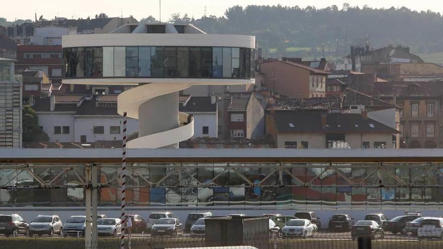 La torre mirador del Niemeyer asoma por delante de la fachada marítima de Avilés.