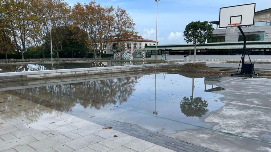 Estado de una de las canchas de baloncesto, ayer. |  FdV