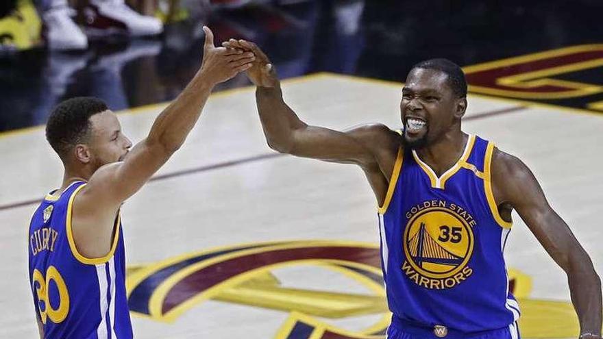 Curry y Durant festejan una canasta. // Efe