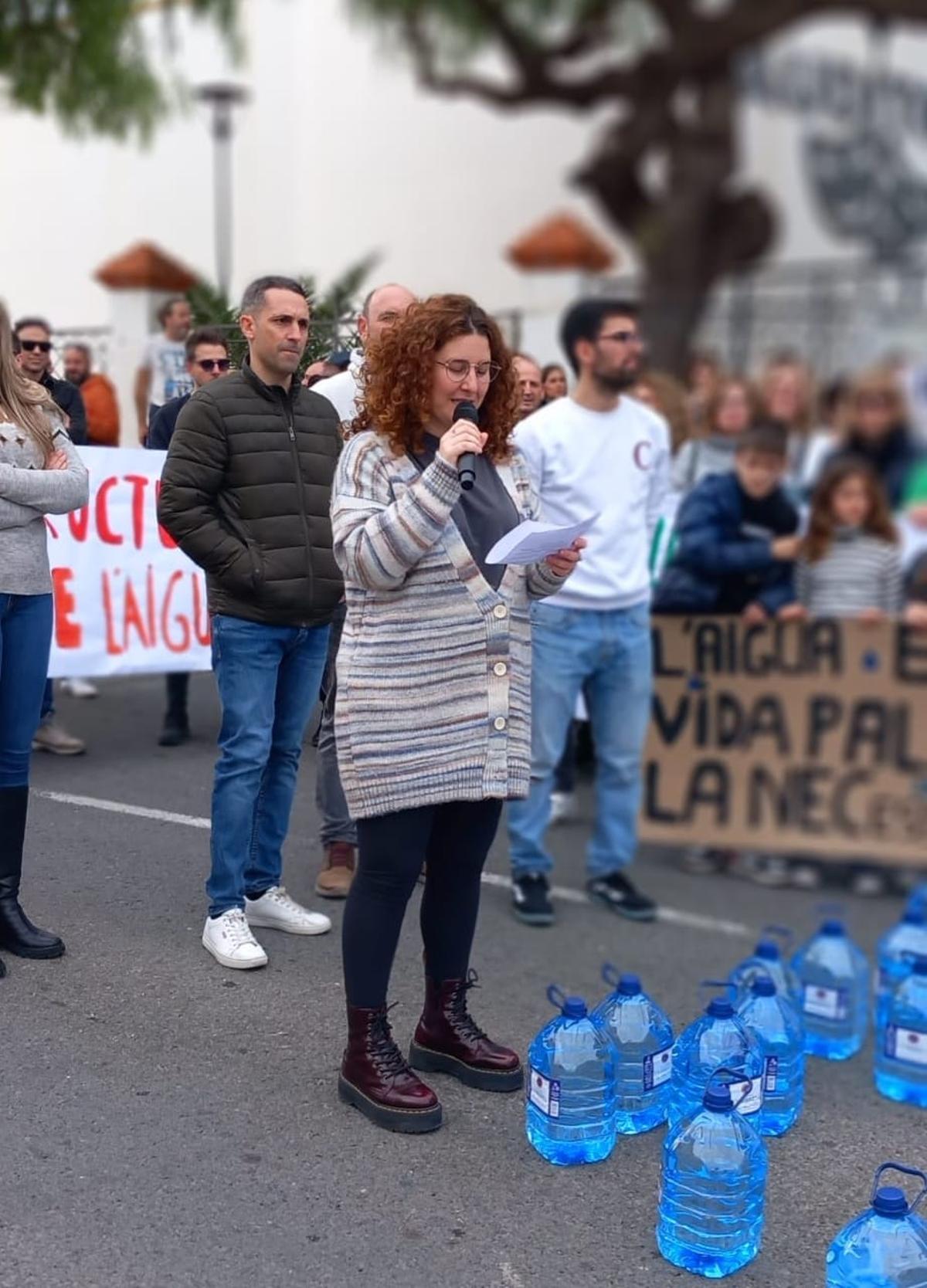 La alcaldesa, Paula Femenia, en la lectura del comunicado al final de la manifestación.