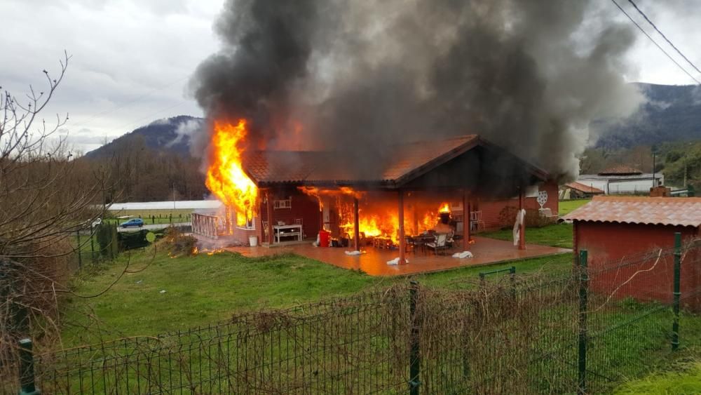 Incendio en una vivienda en Murias, Candamo