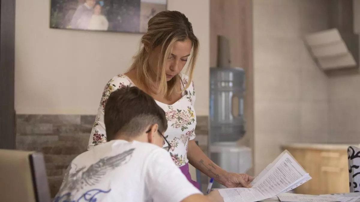 María Ángeles García junto a su hijo.