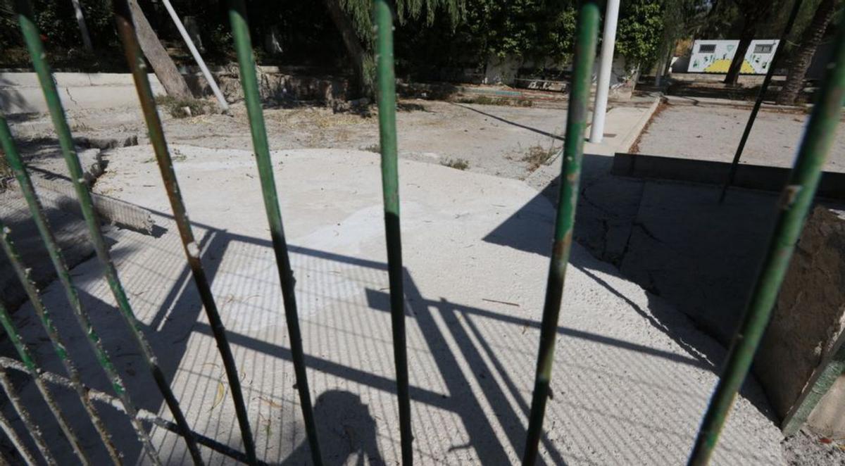 La zona con los agujeros ya cubiertos por seguridad. | ANTONIO AMORÓS