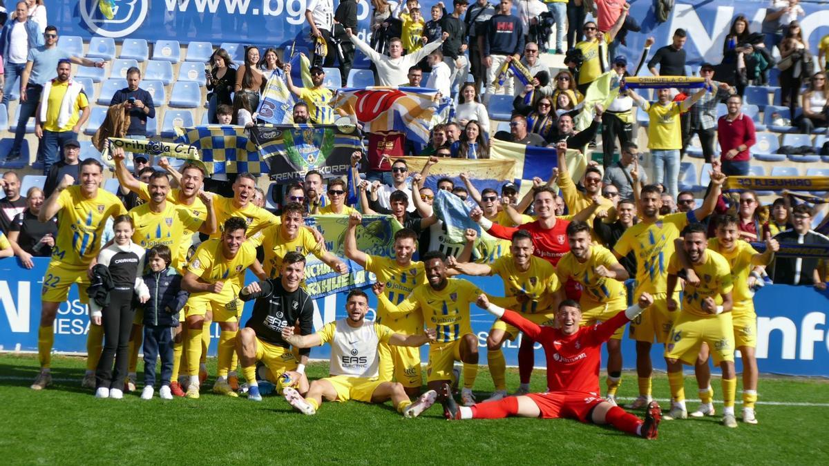 Los jugadores del Orihuela celebran la victoria con su afición