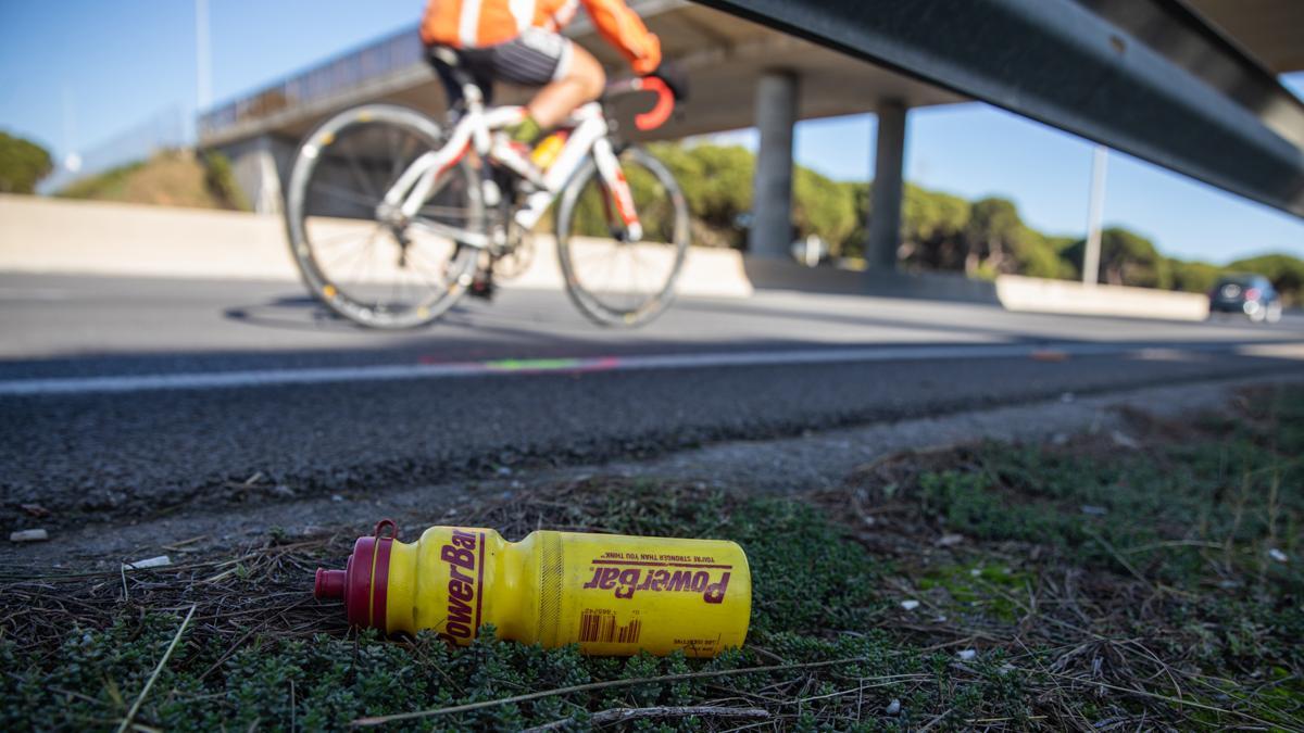 El lugar donde se ha producido el accidente, en la carretera C-31, KM 186, a la altura de Gavà. Un ciclista ha quedado en estado crítico.