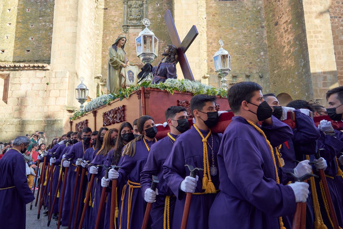 Los jóvenes cargan El Camino del Calvario, que llevaba un crespón negro por los fallecidos durante la pandemia.