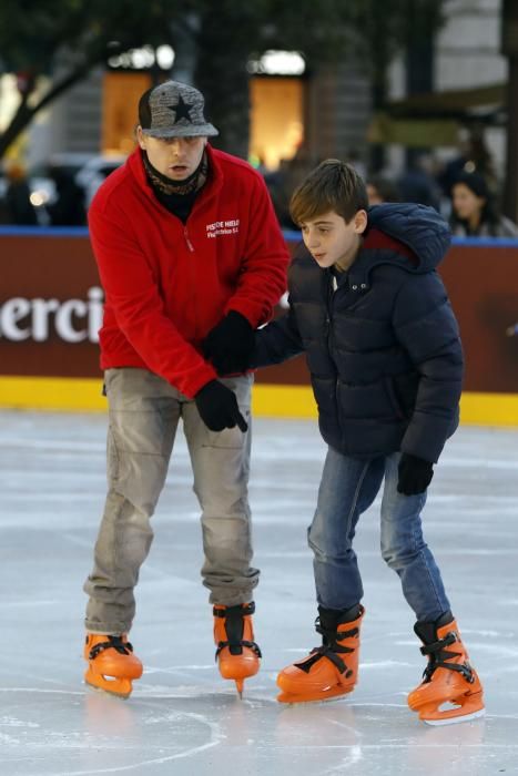 Primer día del árbol de Navidad, pista de patinaje sobre hielo y el tiovivo del ayuntamiento