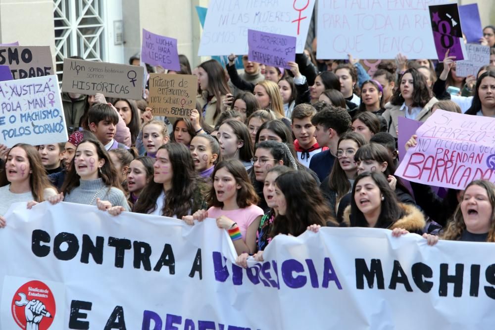 Las jóvenes viguesas se ponen en pie: "Tú, machista, estás en nuestra lista". // Marta G. Brea | Borja Melchor