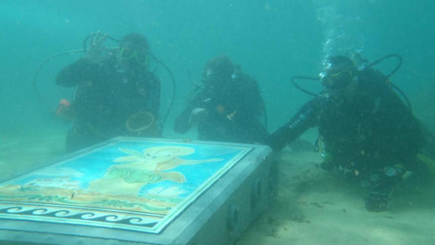 Un grup de tres submarinistes, amb la imatge de Santa Cristina.