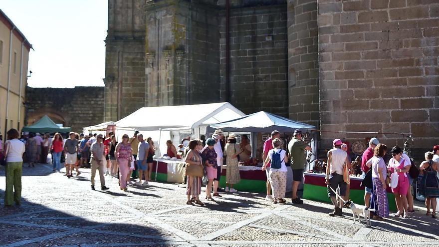 Video | Plasencia ya bulle con el ambiente del Martes Mayor