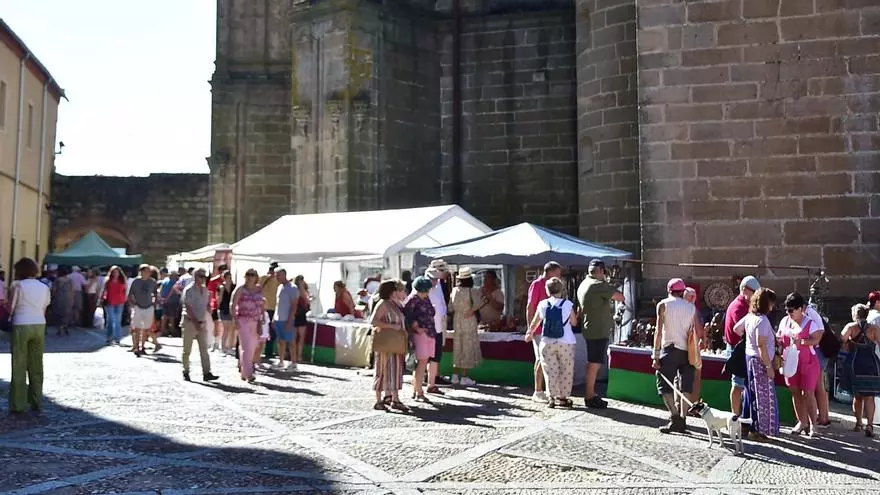 Video | Plasencia ya bulle con el ambiente del Martes Mayor