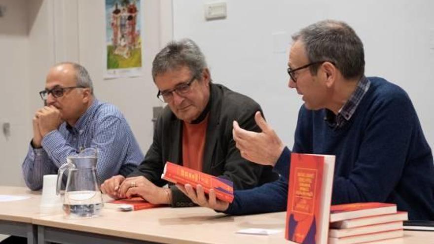 L&#039;historiador Albert Testart, l&#039;autor Joan Armangué i el director del MUME, Jordi Font, ahir.