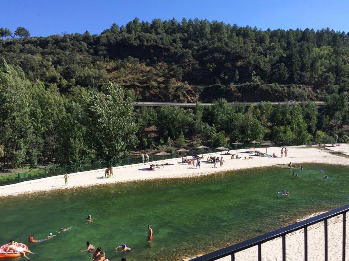 La piscina fluvial es uno de los principales atractivos del complejo de Sobradelo de Valdeorras