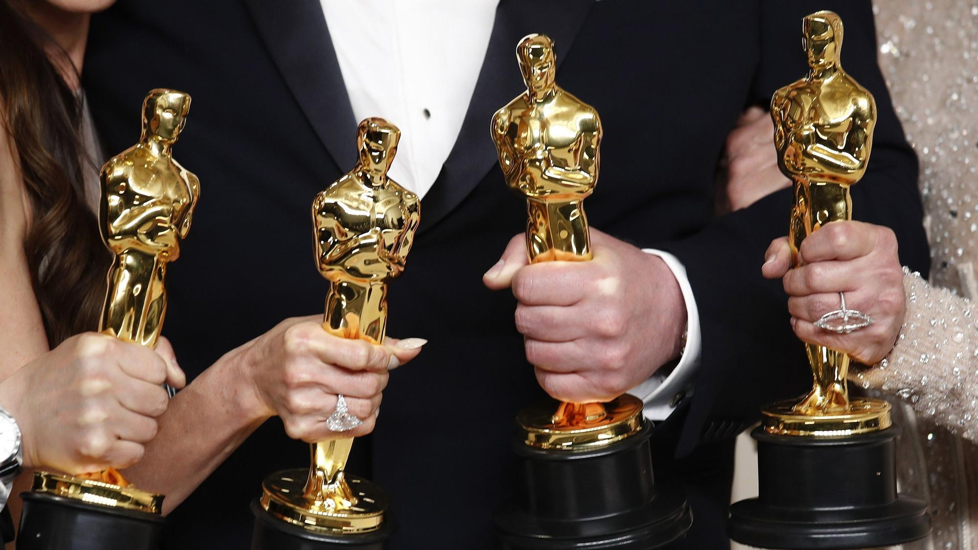 Hollywood (United States), 13/03/2023.- (L-R) Ke Huy Quan with his Oscar for Best Supporting Actor, Michelle Yeoh with her Oscar for Best Actress, Brendan Fraser with his Oscar for Best Actor and Jamie Lee Curtis with her Oscar for Best Supporting Actress pose in the press room during the 95th annual Academy Awards ceremony at the Dolby Theatre in Hollywood, Los Angeles, California, USA, 12 March 2023. The Oscars are presented for outstanding individual or collective efforts in filmmaking in 24 categories. (Estados Unidos) EFE/EPA/CAROLINE BREHMAN