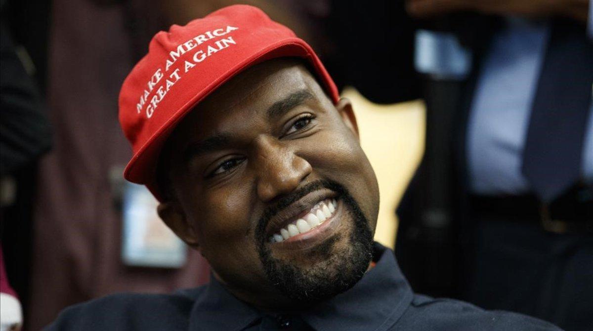 Trump recibe a Kanye West, marido de Kim Kardashian, en la Casa Blancacon una gorra con el eslógan: Make America great again.