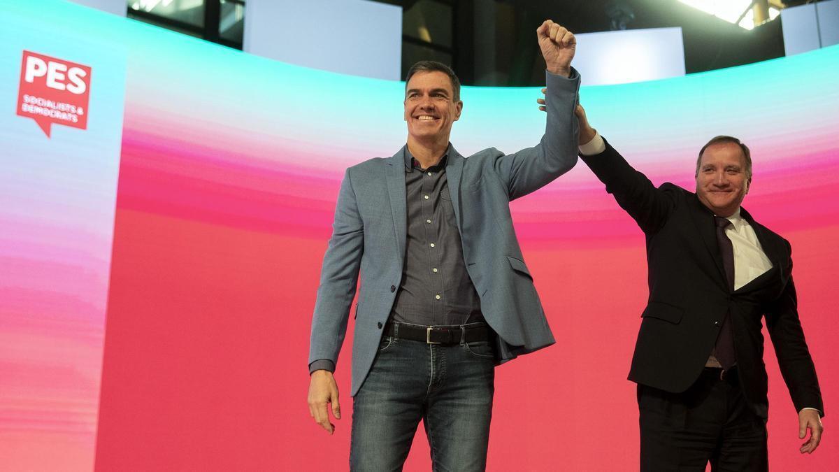 El lider del PSOE y presidente en funciones de España, Pedro Sánchez (i) con el presidente de los Socialistas Europeos Stefan Löfven, en la segunda jornada del Congreso Europeo Socialista en Málaga.