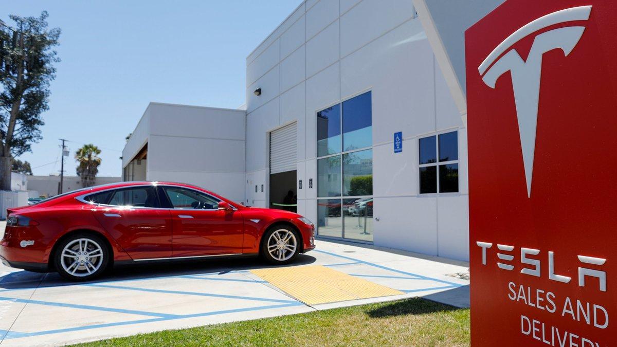 FILE PHOTO: A Tesla sales and service center is shown in Costa Mesa, California, U.S., June 28, 2018.        REUTERS/Mike Blake/File Photo