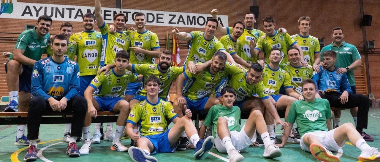 La primera plantilla del Balonmano Zamora posa para las cámaras en el Pabellón Municipal Manuel Camba. | |  FOTOS J. L. FERNÁNDEZ