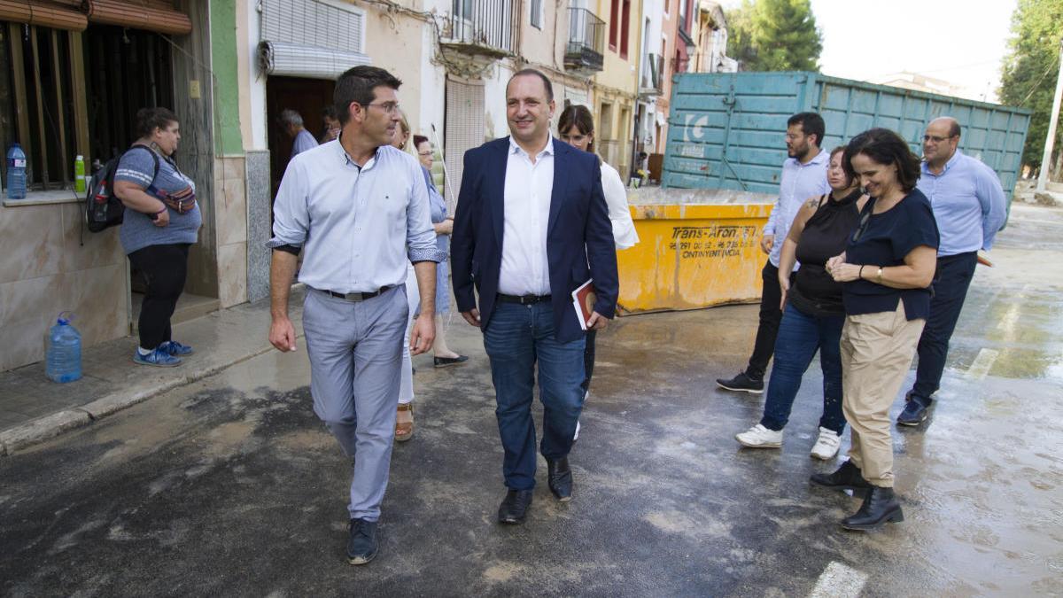 Martínez Dalmau y Rodríguez en la visita a los vecinos de Cantereria tras la DANA del pasado septiembre