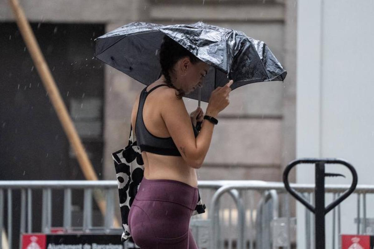 Las lluvia y la tormenta llega a la ciudad de Barcelona Las lluvia y la tormenta llega a la ciudad de Barcelona