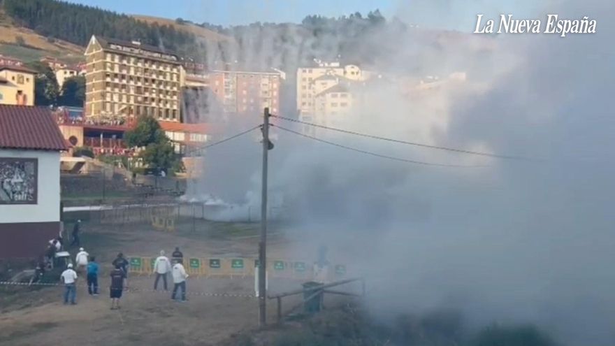 La Descarga hizo temblar a Cangas del Narcea: 6.22 minutos de estruendo y casi 100.000 voladores en el cielo