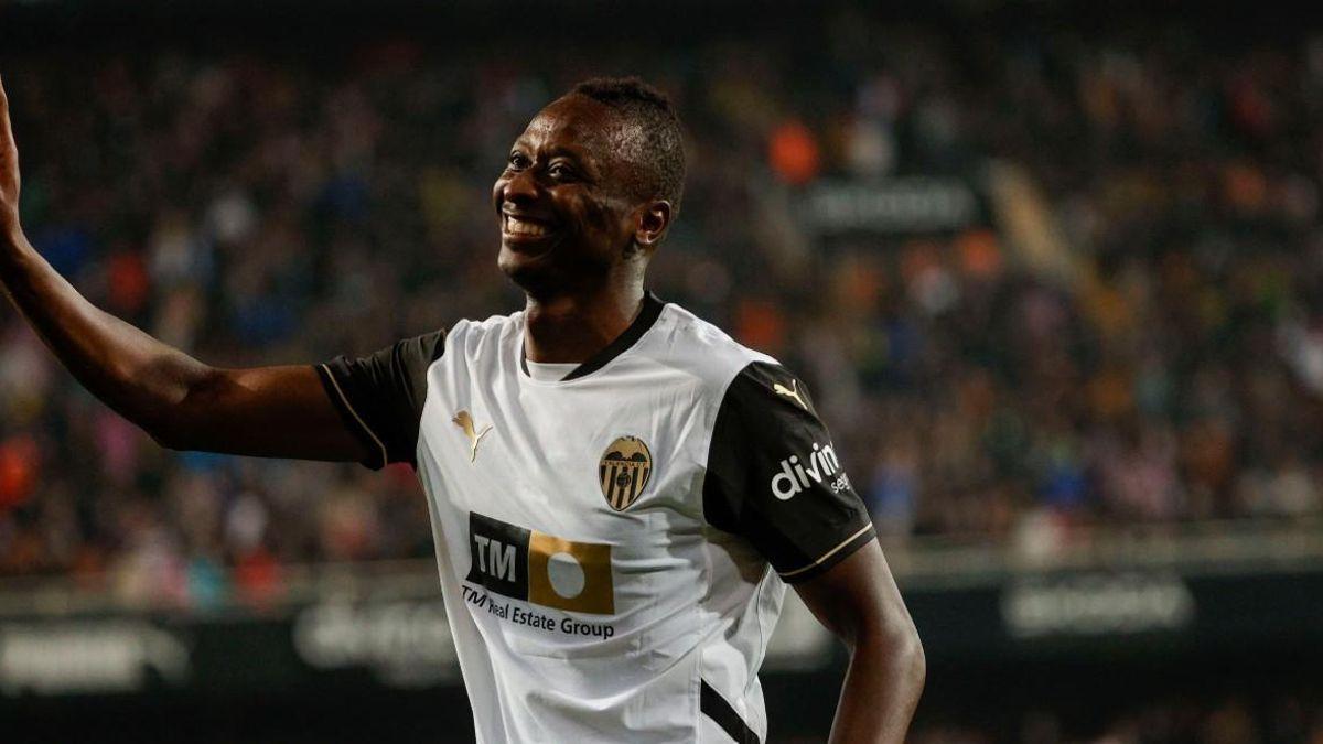 Umar Sadiq celebra un gol con la camiseta del Valencia, donde estuvo ya cedido en la segunda vuelta de la Liga 24/25