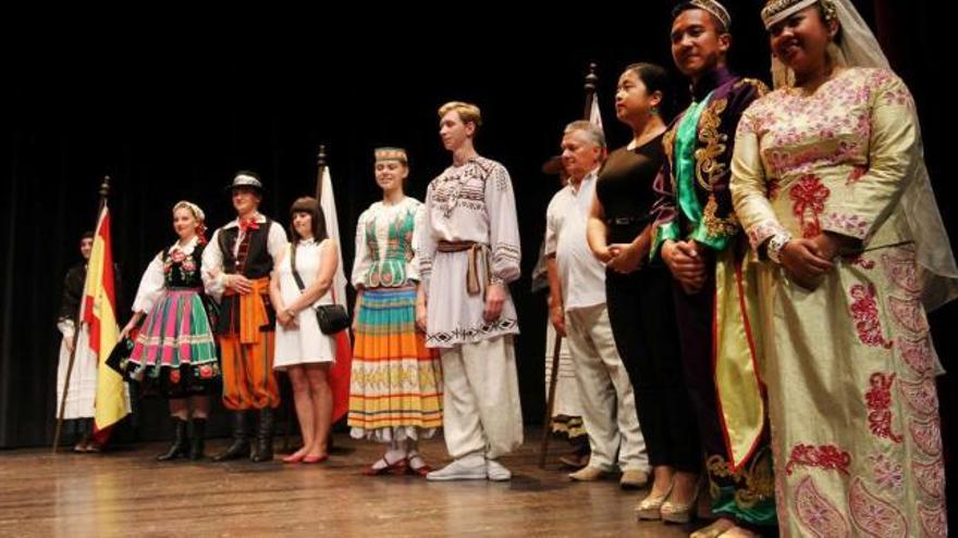 Algunos miembros de los grupos participantes en las jornadas de folclore internacional, ayer en el Teatro Principal.  // Iñaki Osorio