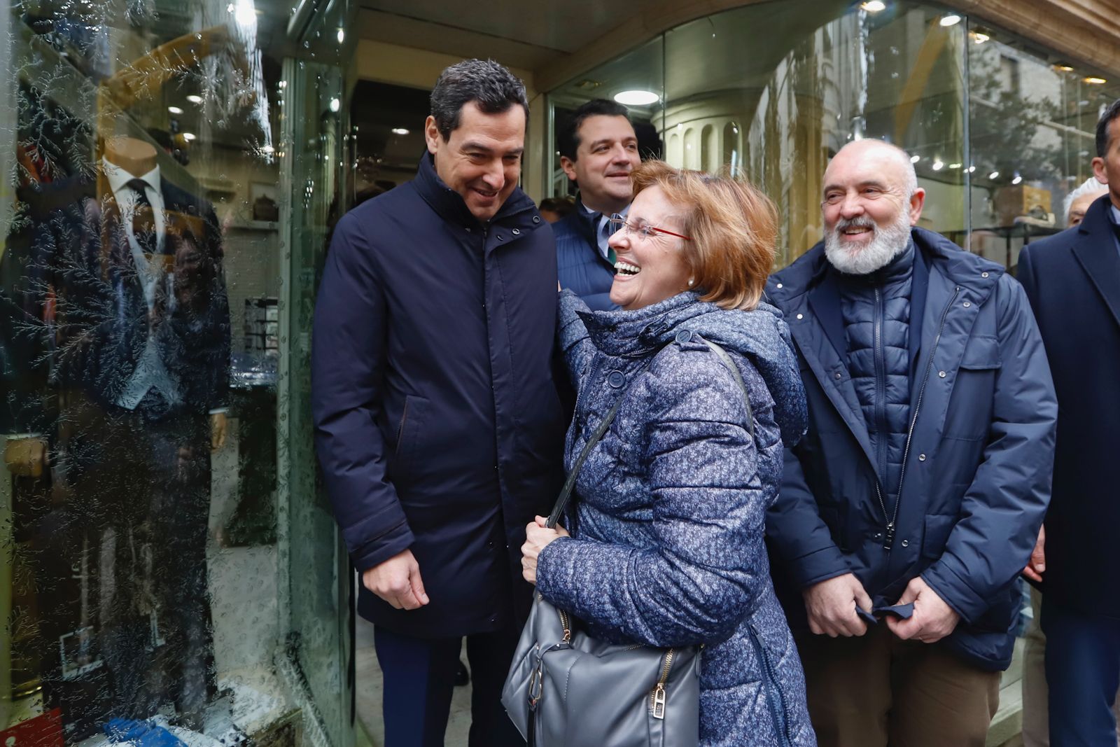 El presidente andaluz visita a los comerciantes del centro