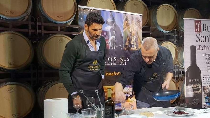 Oscar Higares y Juan Pozuelo preparan albóndigas de rabo de Toro.