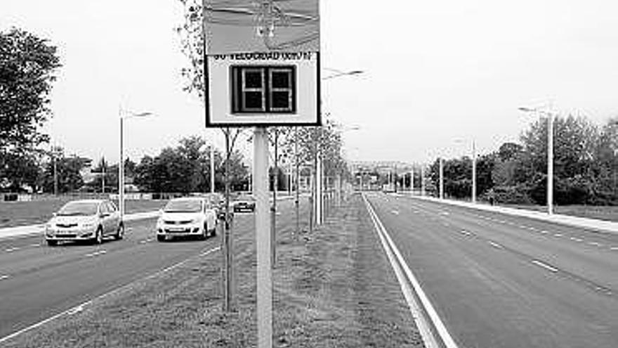 Elementos del control de velocidad en la avenida de la Pecuaria.