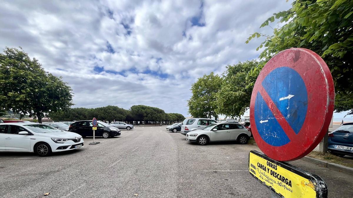 Señalización de la prohibición de aparcamiento en parte del parking del Arbeyal.