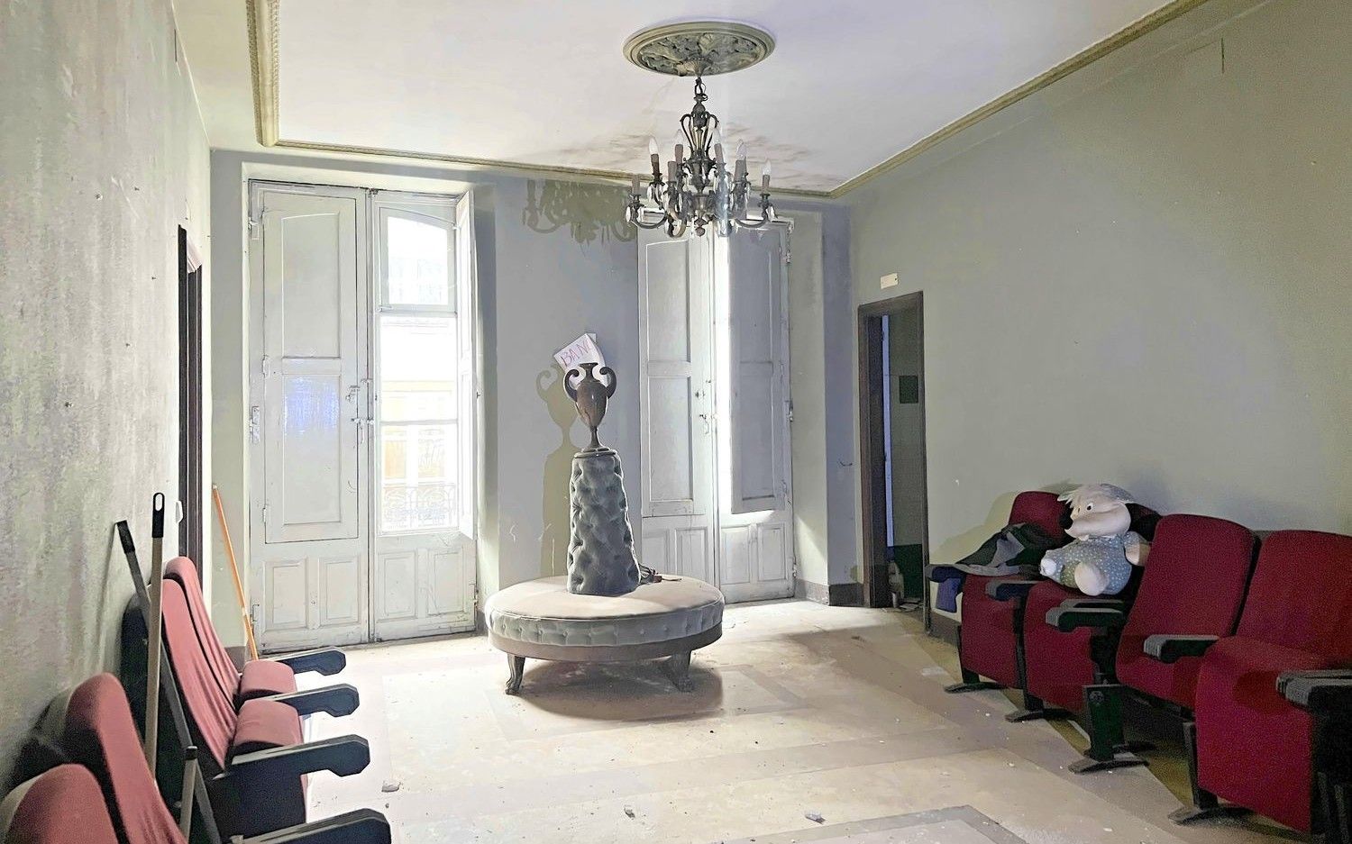 Así está el interior de la Sala Yago tras 20 años de abandono