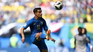 Coutinho controla un balón en el partido ante Costa Rica.