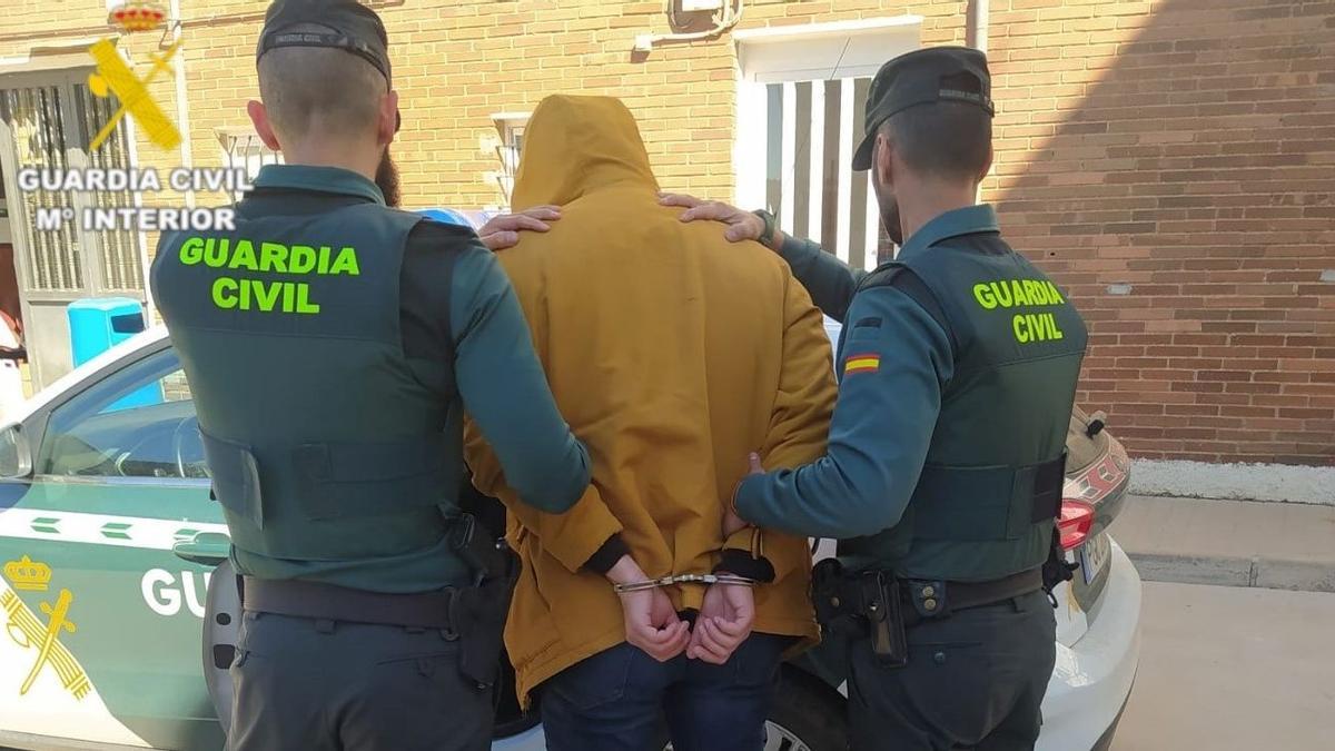 La Guardia Civil, con uno de los detenidos en Benicàssim.
