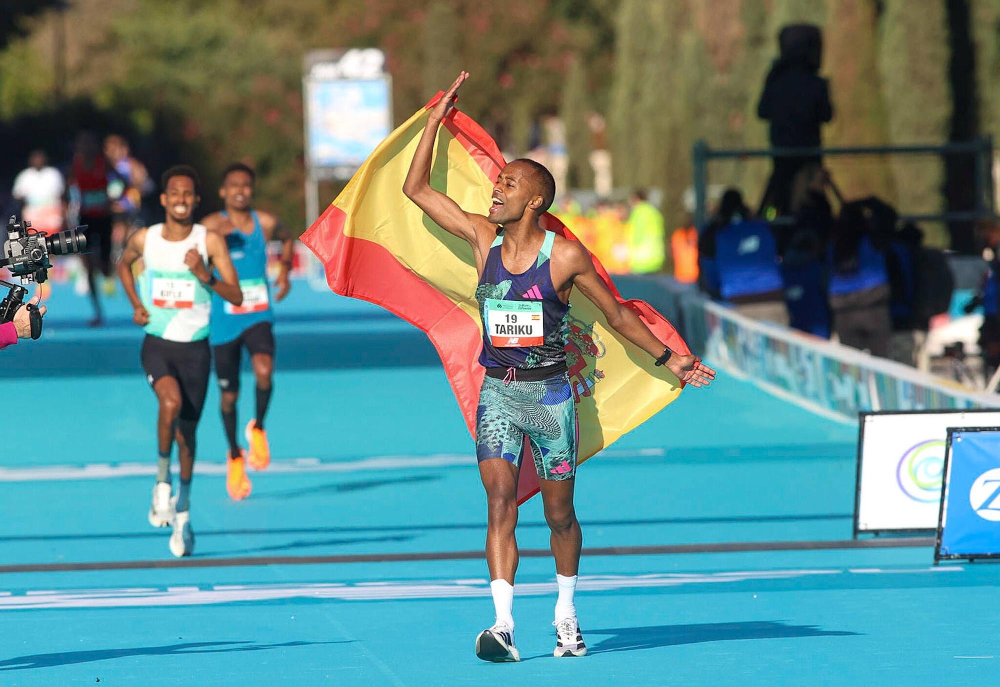 Tariku Novales celebra su marca tras cruzar la línea de meta en el Maratón de Valencia.