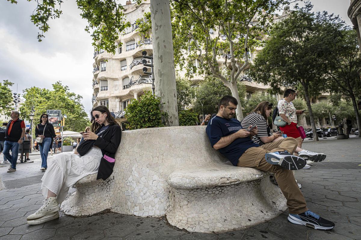 Barcelona repara los bancos-farola de paseo de Gràcia tras los parches virales de un artista