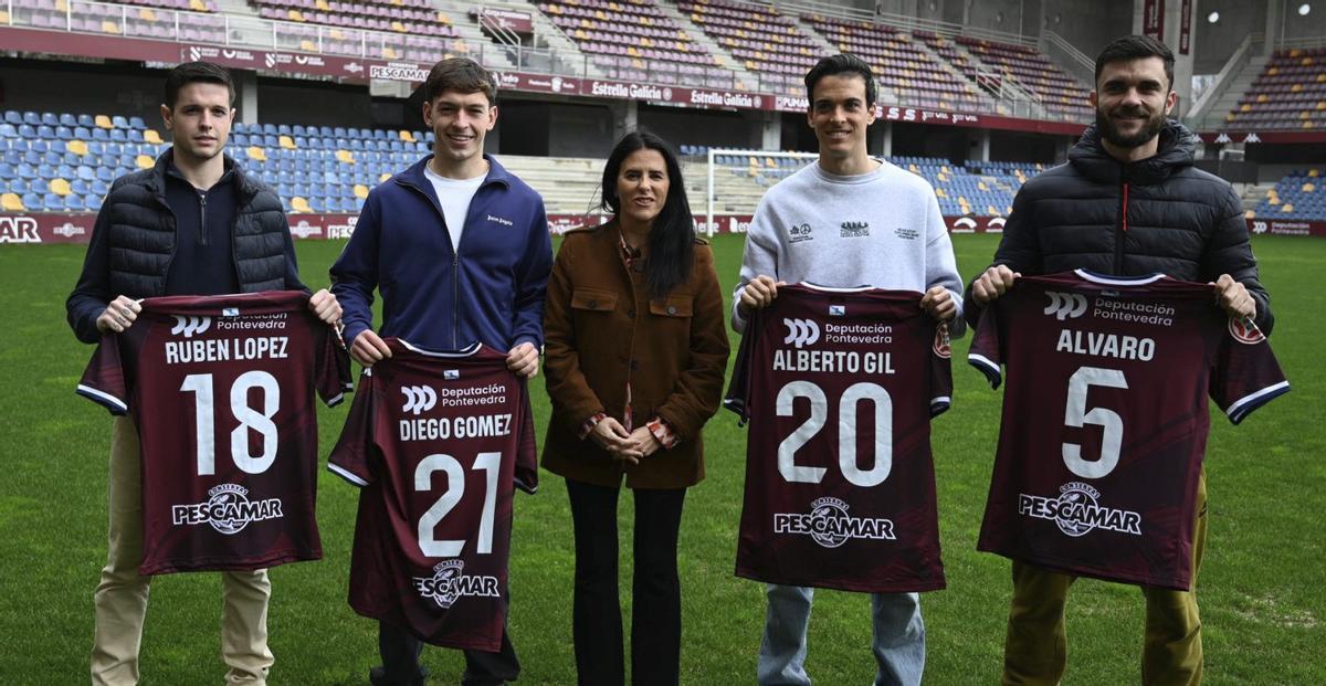 Lupe Murillo, presidenta del Pontevedra, junto a las cuatro caras nuevas del mercado de invierno