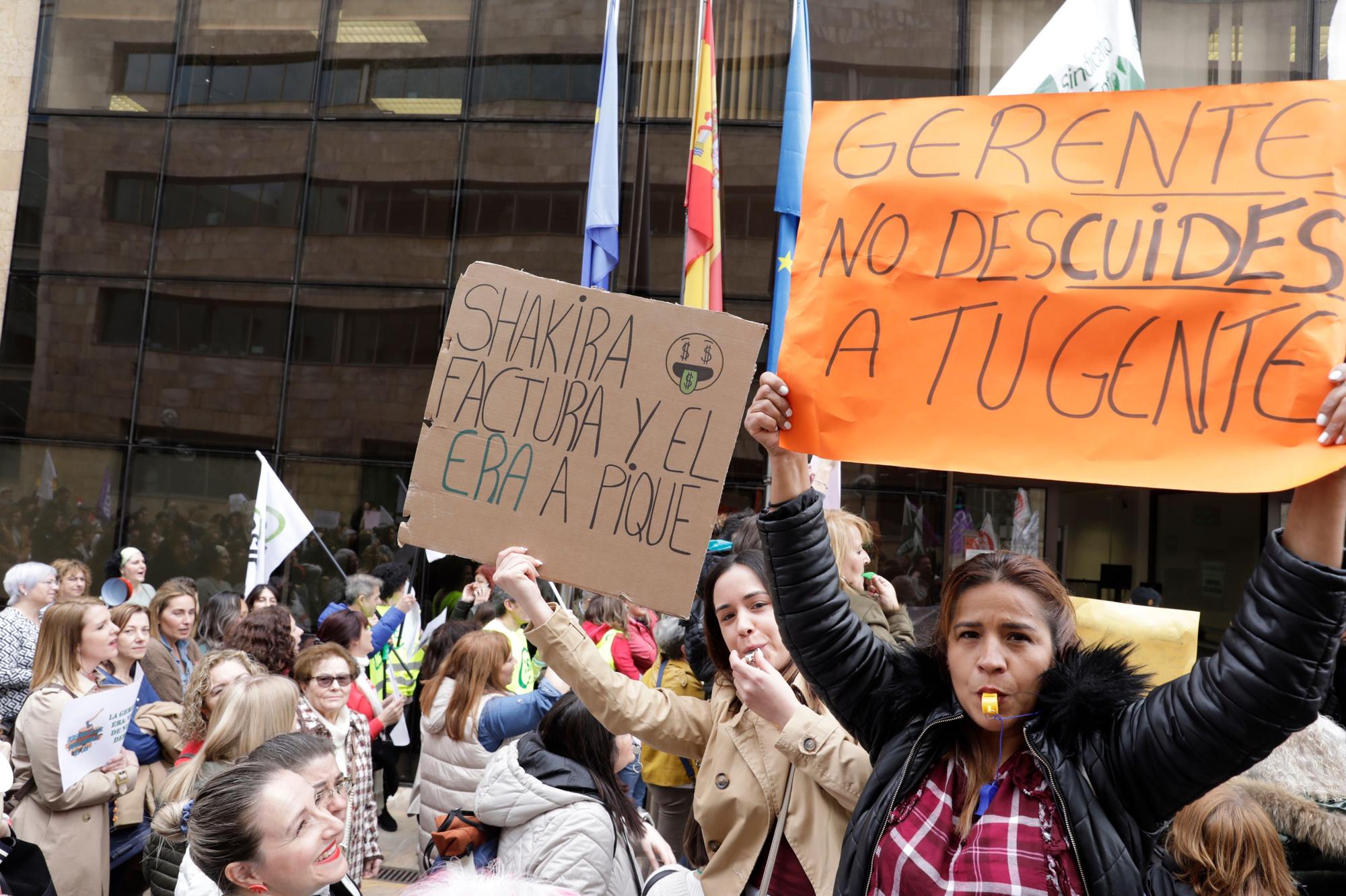 En imágenes: Multitudinaria protesta de los trabajadores del ERA: "Nuestras vacaciones no son un trueque electoral"