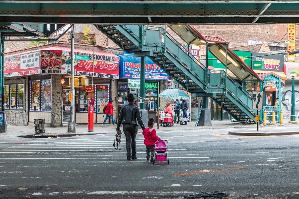 Bajo la plataforma elevada del metro de Prospect Avenue en El Bronx