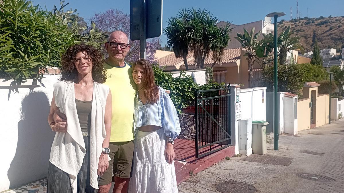 Paco Arévalo, con su hija Guadalupe y su nieta Ana, en su casa de Málaga, la pasada semana.