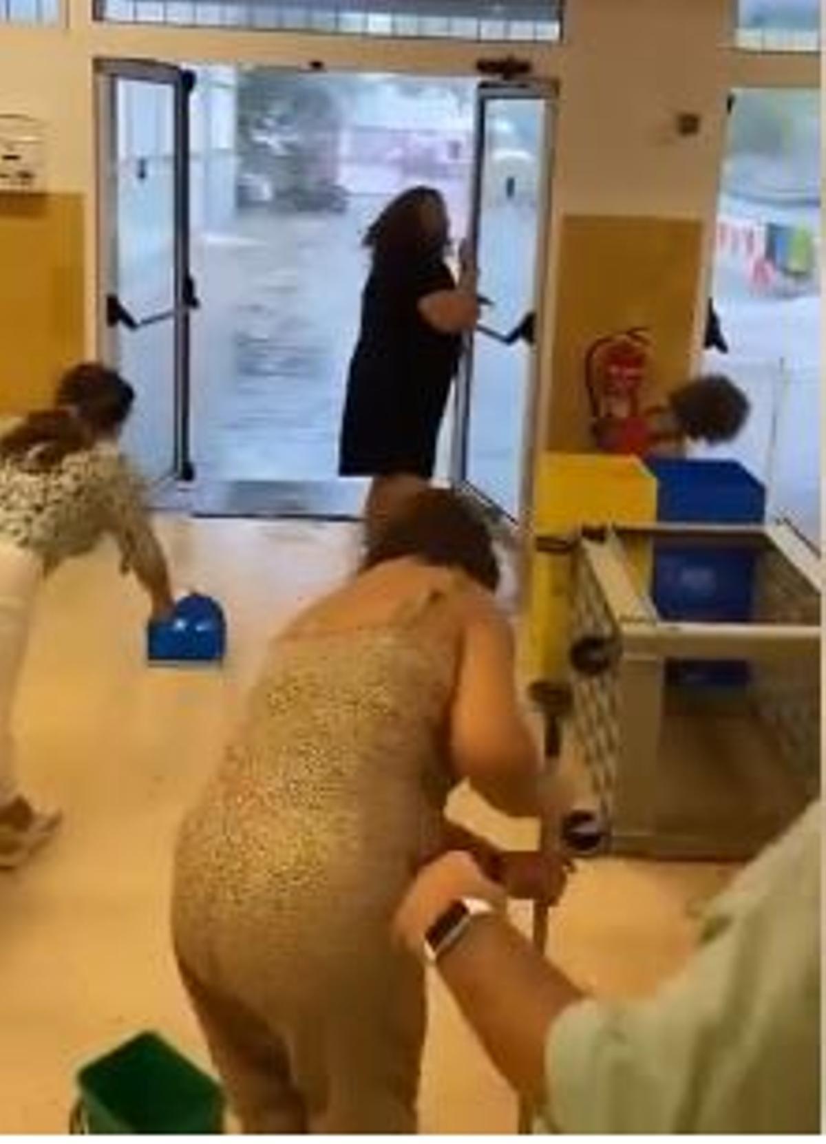 Achicando agua en el instituto Sa Blanca Dona