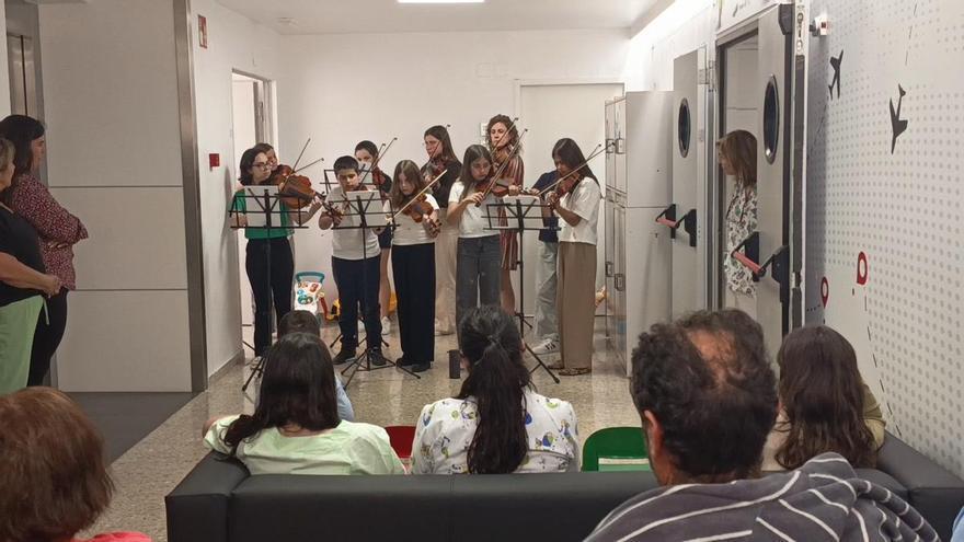 El Hospital General de Elche arropa a niños ingresados con música y regalos