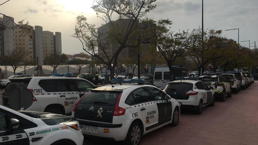 Coches de las fuerzas y cuerpos de seguridad en las aceras en Alicante