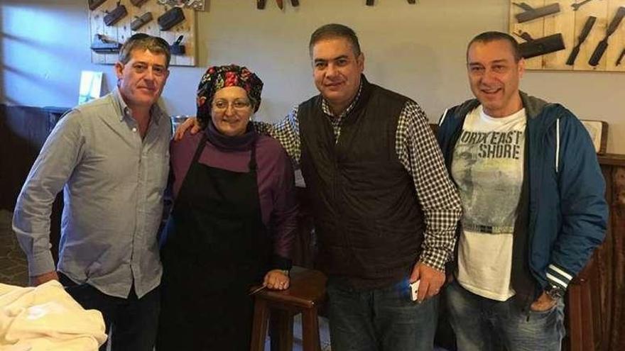 Chelo Sánchez y Mariano Rodríguez, en el centro, ayer, en O Quinteiro de Vea, entre dos amigos del mejor sumiller del mundo.