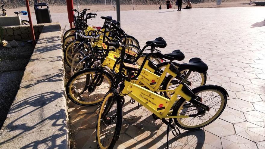 Las bicis amarillas de alquiler, en el paseo del Arenal de Xàbia.