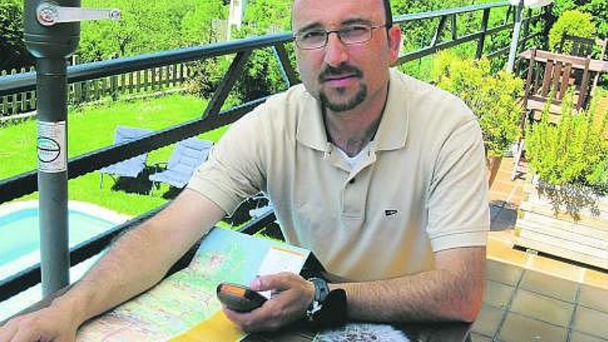 Marcos Álvarez, con su GPS y el mapa de la Ruta de la Plata, ayer, en Nava.