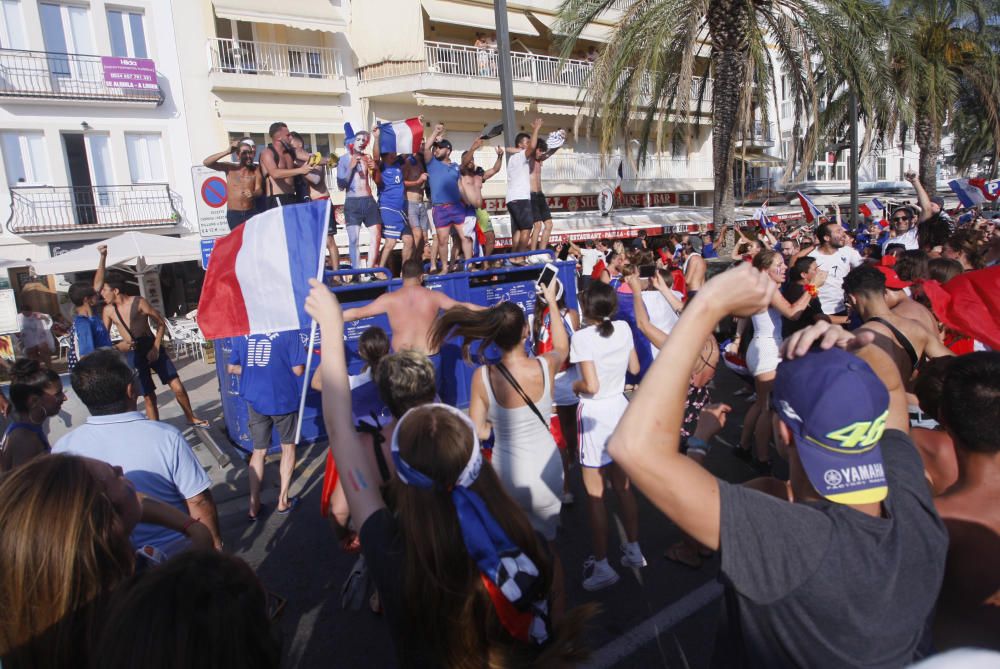 L''afició francesa a Roses celebra la victòria del seu equip al Mundial