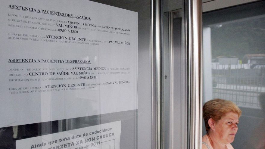 Cartel sobre la asistencia a pacientes desplazados, en 2011. | // F. C..