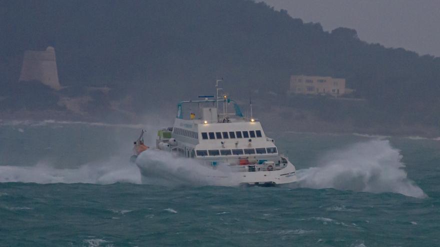 Retrasos y cancelaciones en las conexiones marítimas entre Ibiza y Formentera por el temporal
