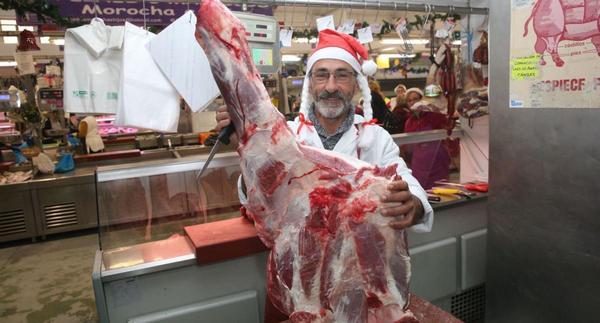 Roberto con una pieza de ternera en su carnicería de la plaza de Cangas.   | //  SANTOS ÁLVAREZ